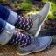 Světle-hnědé merino ponožky v šedých botách, vzorované
