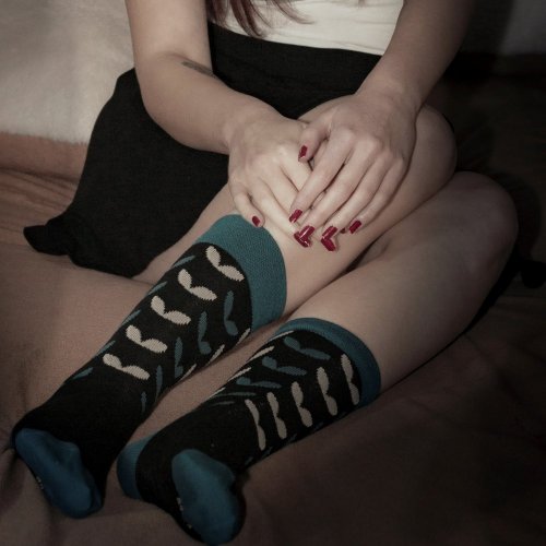 Merino ponožky černé se vzorem modrých lístečků